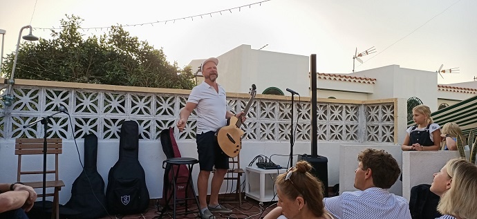 Muzikos vakaras. Gitaristas Aurelijus Globys Knygu namia Tenerifeje Renginiai Tenerifeje Lietuviu bendruomene